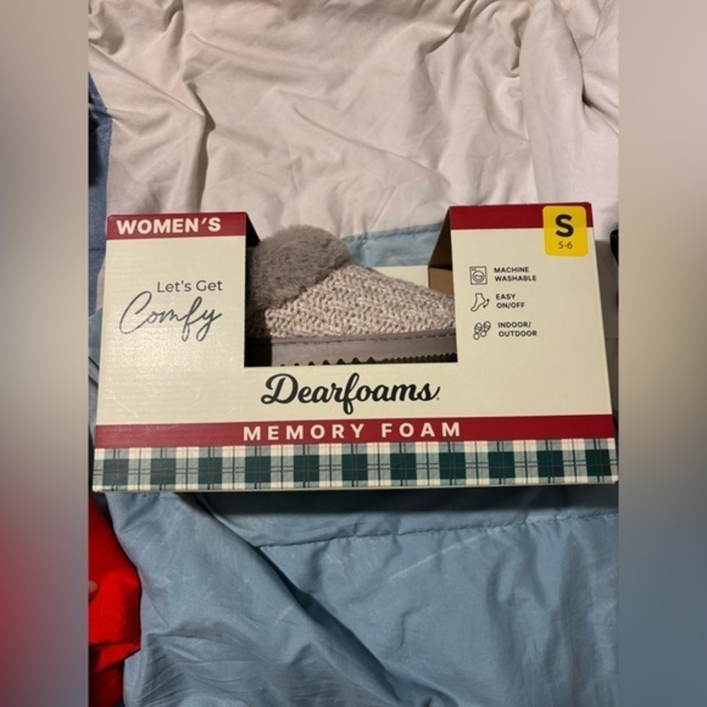 NWT Dearfoams Cream  Women's Slippers